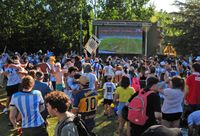 La fiesta del pase a cuartos en la Isla del Lago
