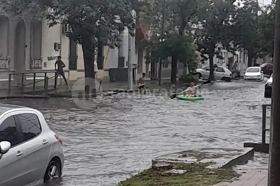 Con la calle tapada de agua, sacó a pasear el kayak por barrio 9 de Julio