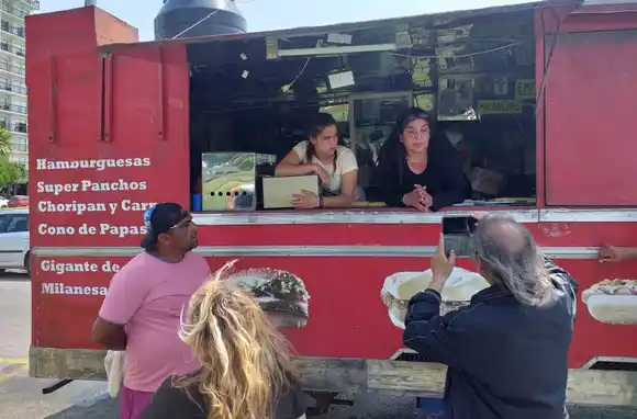 Food Truck en Plaza España: "Si lo retiran, tendrán que llevarlo con nosotros adentro"