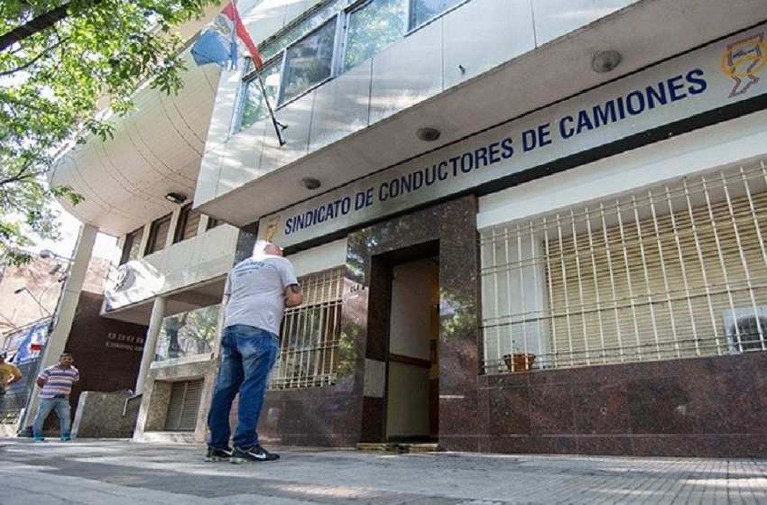 Violencia descontrolada: balearon el frente de la sede del Sindicato de Camioneros