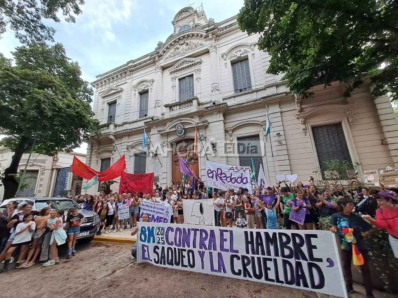 Una marea intergeneracional de mujeres marchó por las calles de la ciudad por el 8M