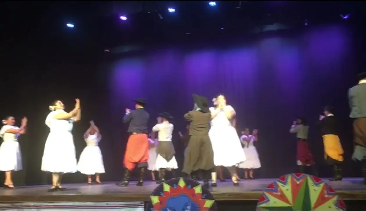 Cuatro crespenses integran el ballet Estilo Entrerriano participando del 8º Festival Internacional Raíces en Costa Rica