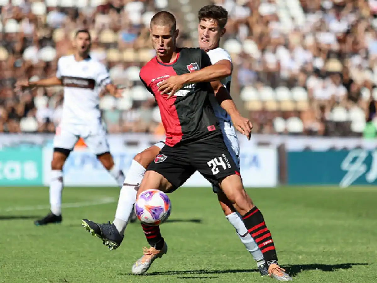Con un riguroso operativo de seguridad, Newell's y Vélez se enfrentan en Rosario en la apertura de la fecha