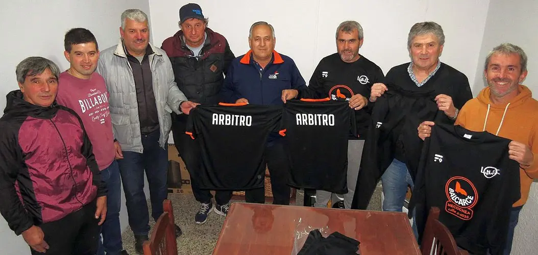 Entregaron indumentaria a árbitros
