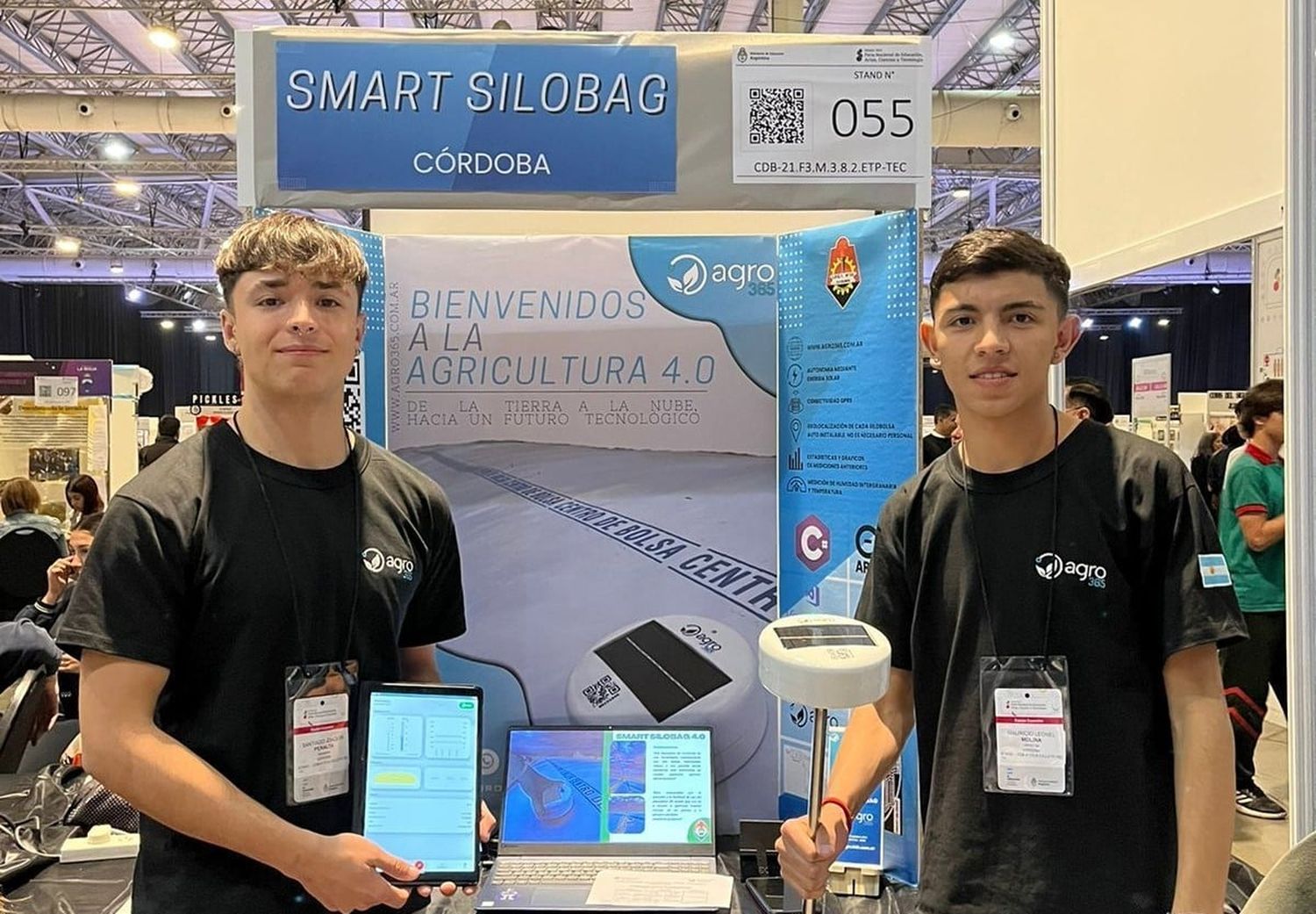 Santiago Peralta y Mauricio Molina en Tecnópolis exponiendo su “Smart Silobag”