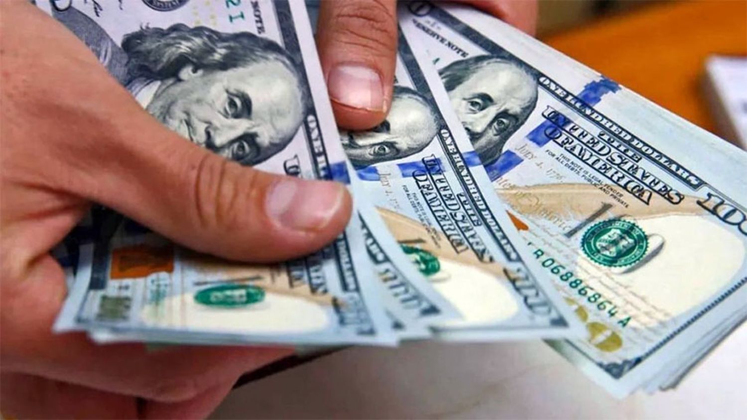 Se recalienta el dólar “blue”, que subió $2,50