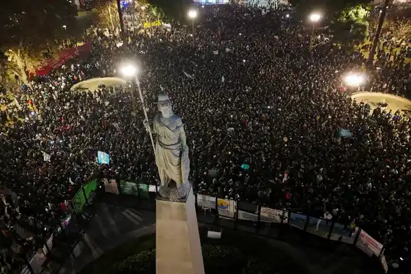 Miles de fanáticos se reunieron en Plaza de Mayo para despedir al Indio Solari entre canciones, banderas y muestras de emoción.