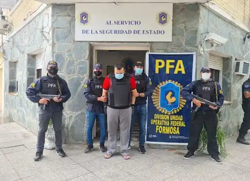 Policía Federal traslada a prófugo de la Justicia Francesa