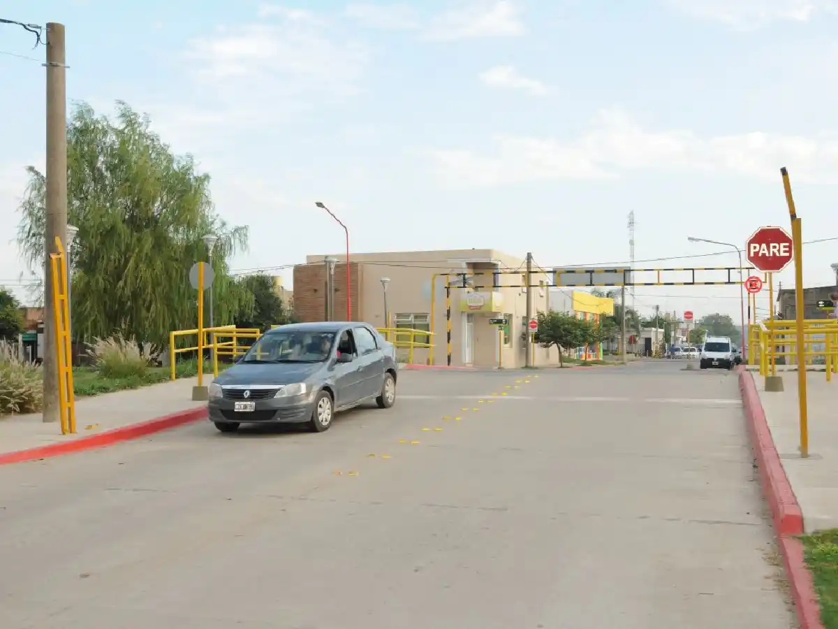 Otra vez derribaron el arco delimitador en Arroyito 