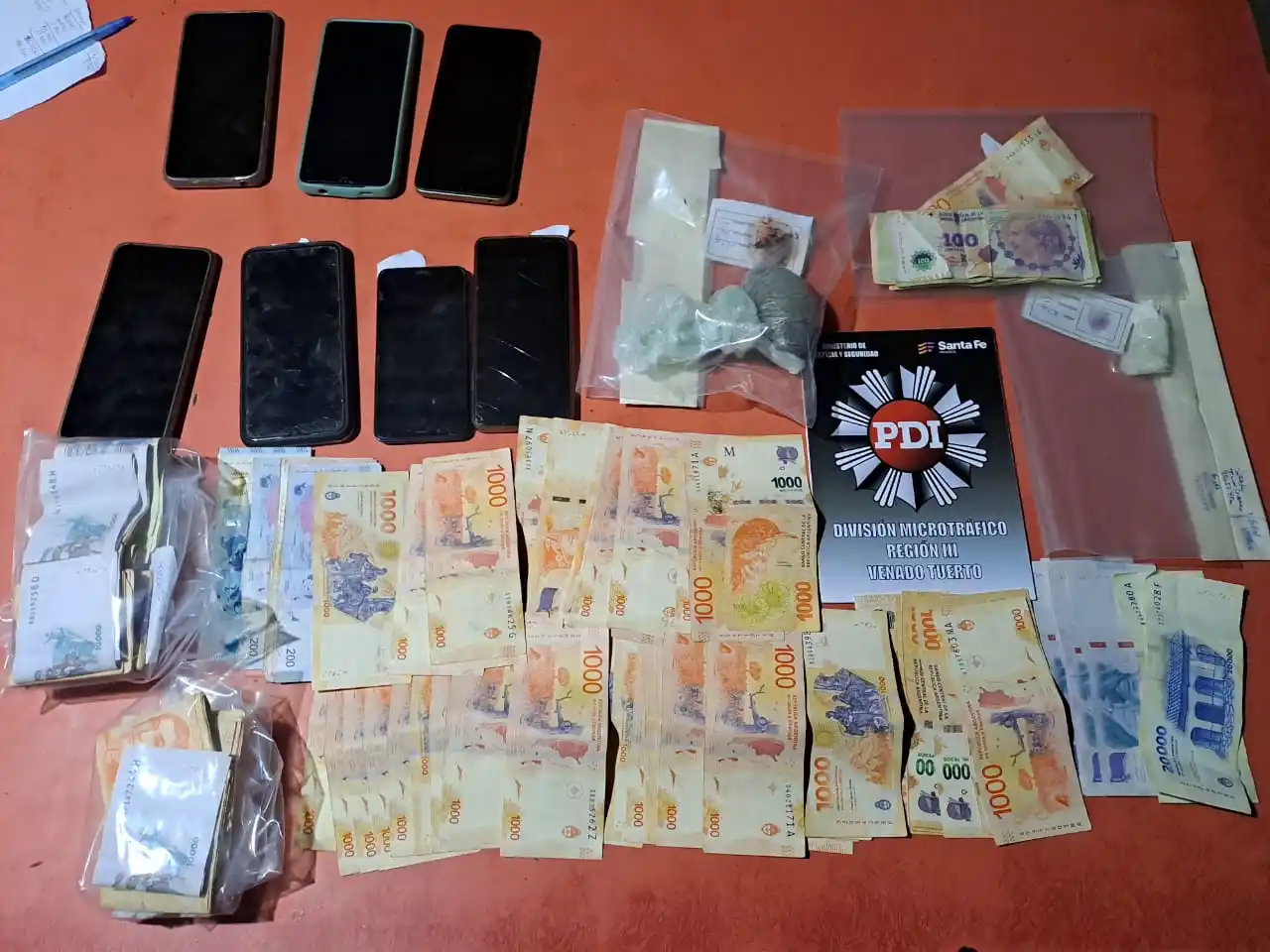 Parte de lo incautado por personal policial.