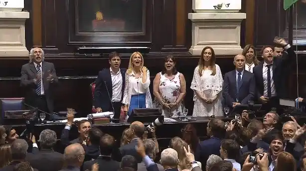 Asunción de Kicillof: Axel y Magario cantaron la Marcha Peronista en la cara de Vidal y Salvador 