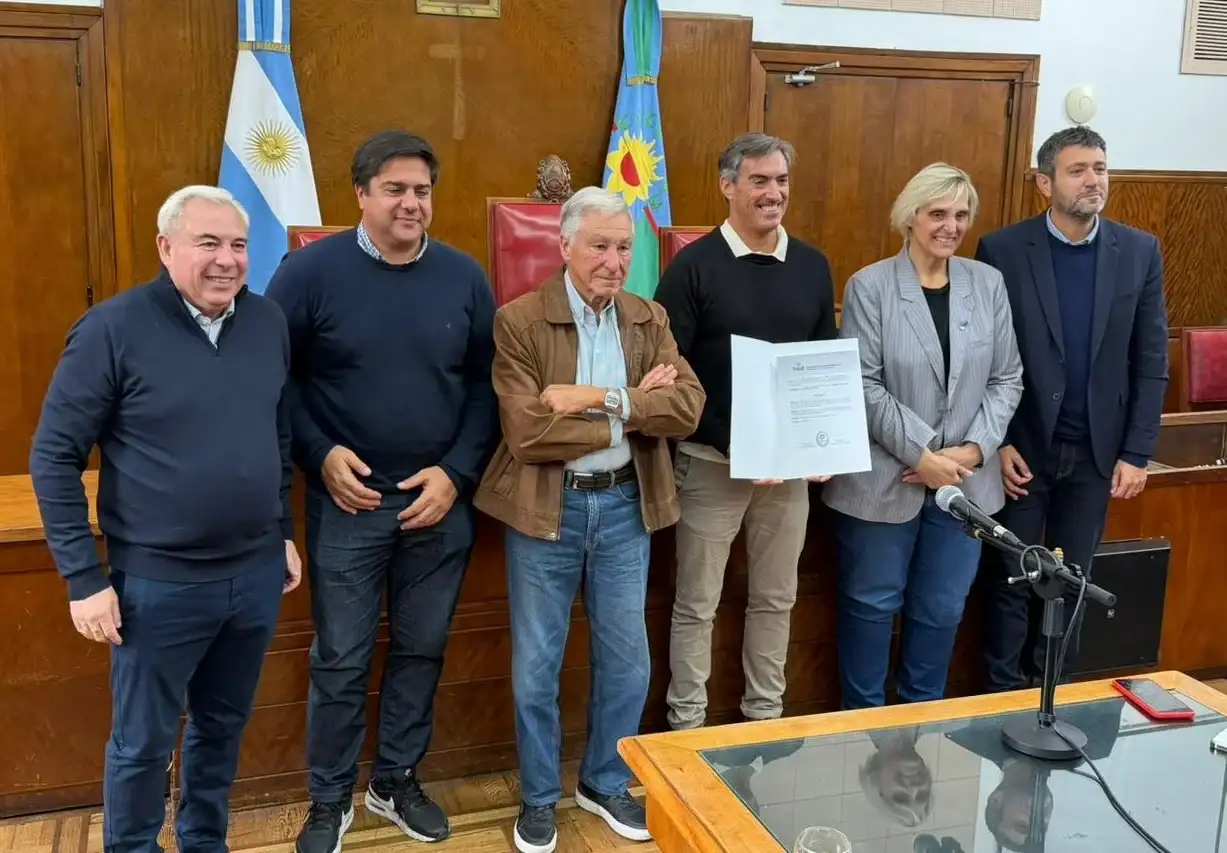 La distinción fue otorgada “en reconocimiento a su destacada trayectoria y su aporte al desarrollo deportivo y social de la comunidad”