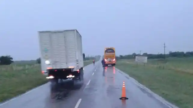 Un hombre caminaba por la cinta asfáltica cuando fue impactado por un colectivo