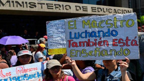¡DESCARO, chiste o burla! Ministra de Educación «felicita» a los maestros y les pide «sabiduría»