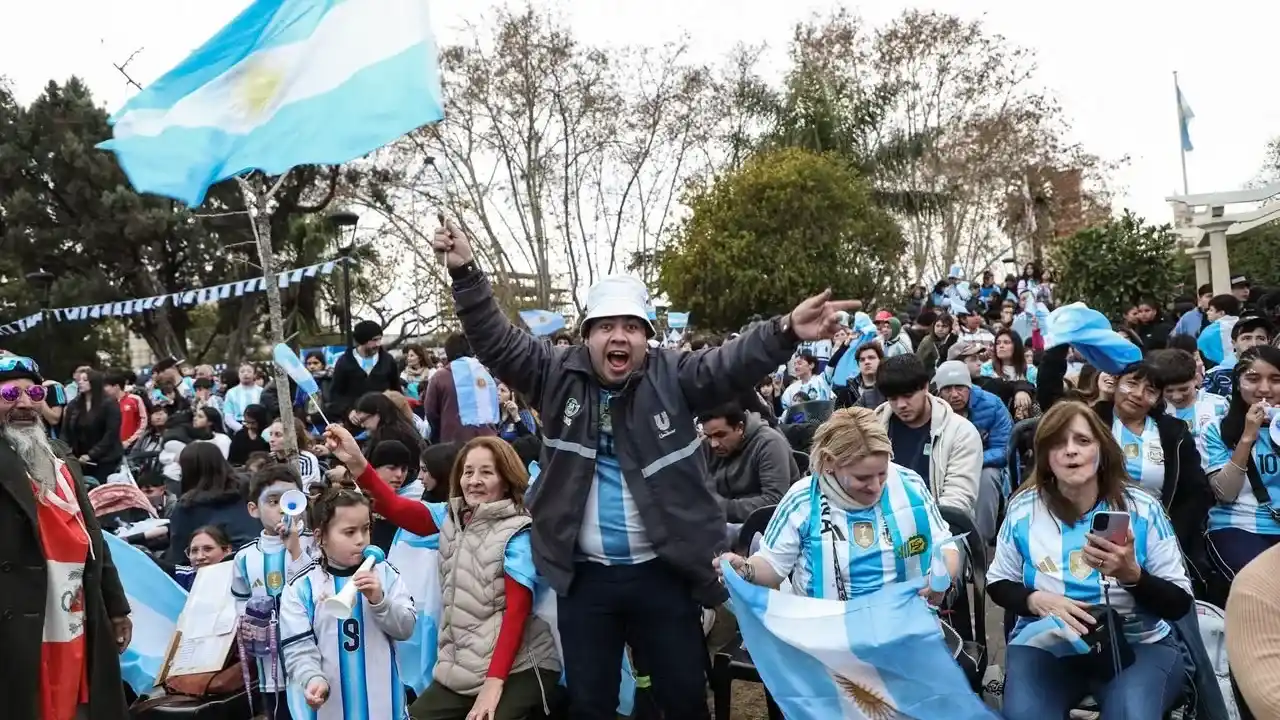Los vecinos, eufóricos en el Paseo del Centro. ¡Vamos Argentina!