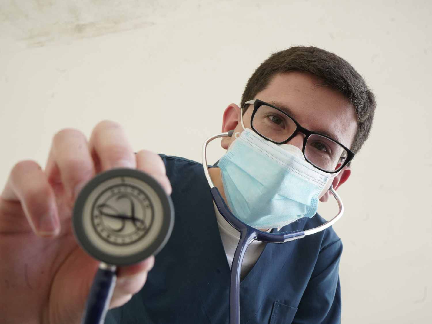 Lo cautivó el lado más humano de la medicina y hoy es abanderado de la carrera