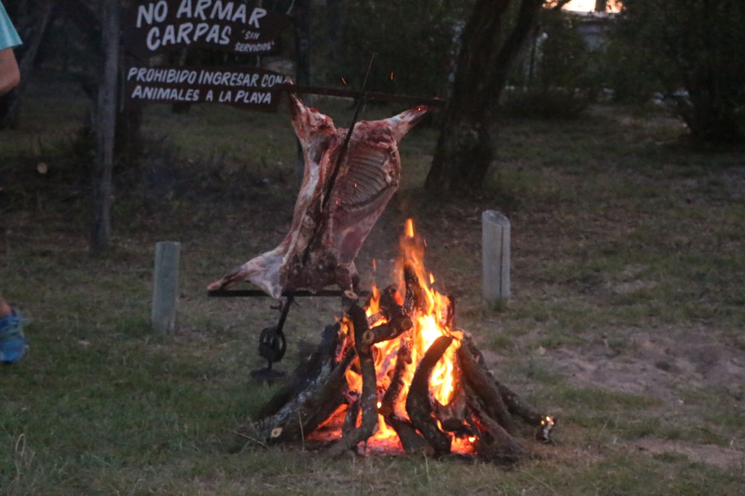 Los Legüeros, Adrián Soria, Grupo Mitaí y mucho asado con cuero en el 2do Fogón Folklórico de Ñandubaysal