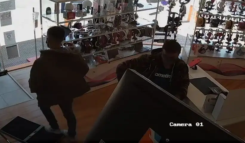 Dos sujetos robaron en un comercio y quedaron registrados en las cámaras de vigilancia