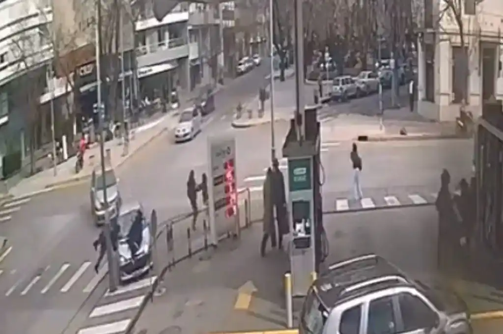 Atropelló a dos peatones