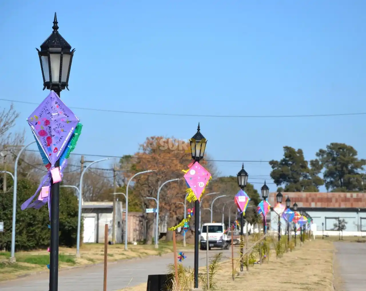 Villa Cañás comienza los festejos del Día de las Infancias, con sus calles decoradas