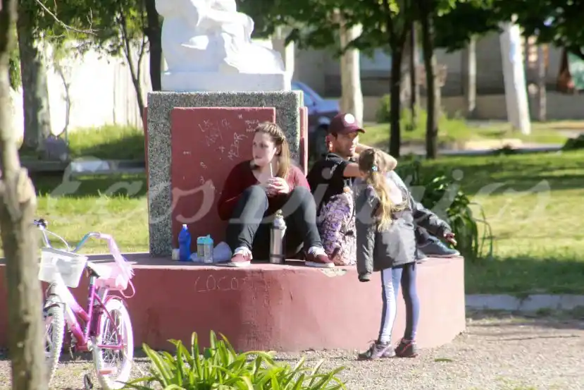 Distendidos y al sol luego de cumplir con su deber cívico