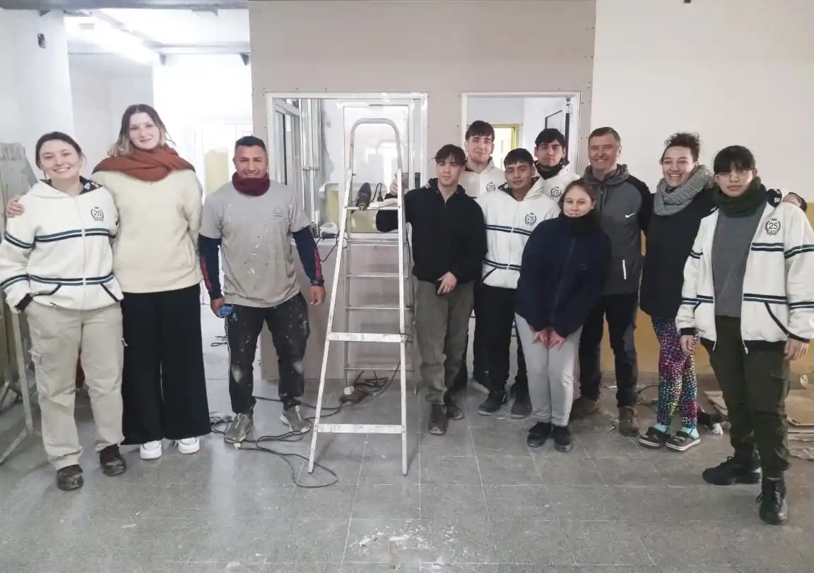 El equipo completo que se encargó de la construcción del nuevo espacio en el Ipetym Nº 89 de Devoto (Gentileza Mariana Moya)