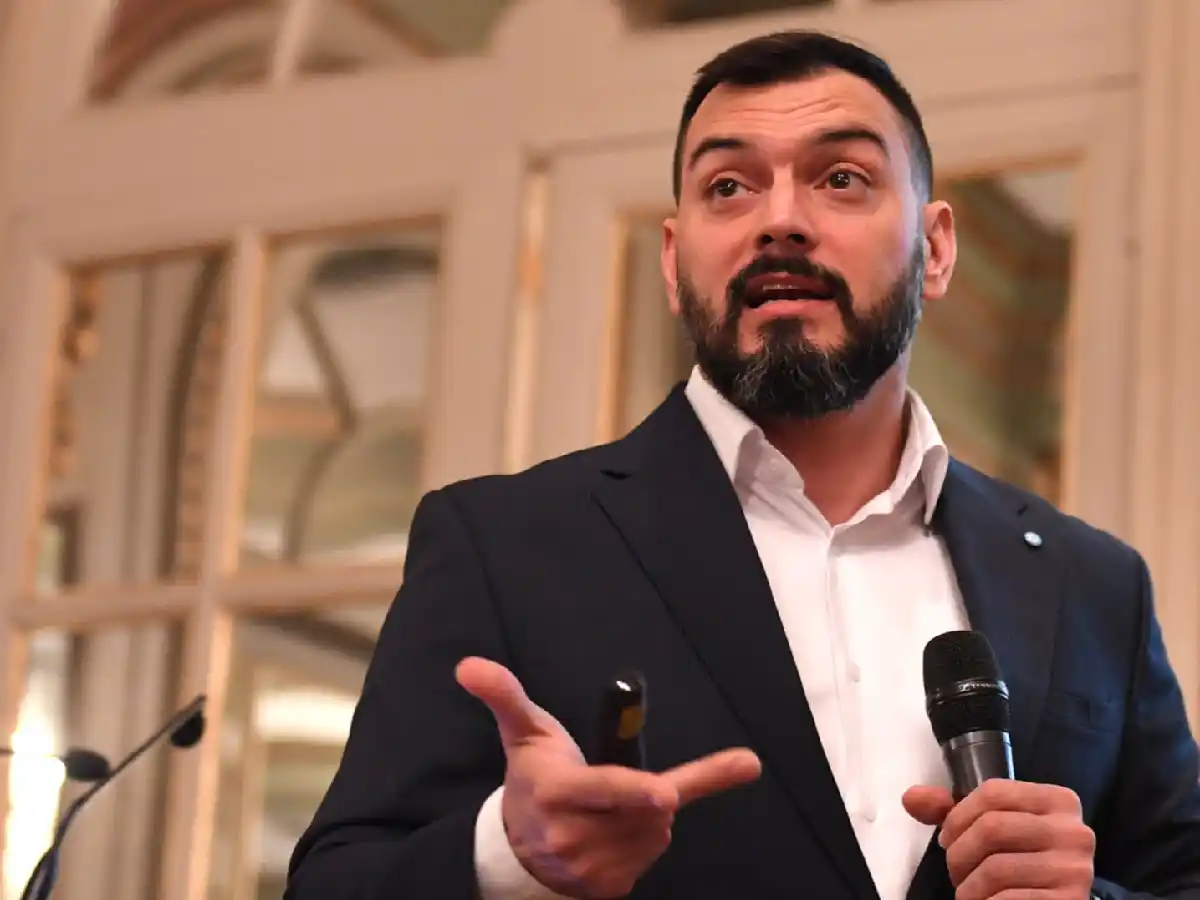 Para Álvarez Agis, la compra de 200 dólares por mes se matendrá aún si se arregla la deuda