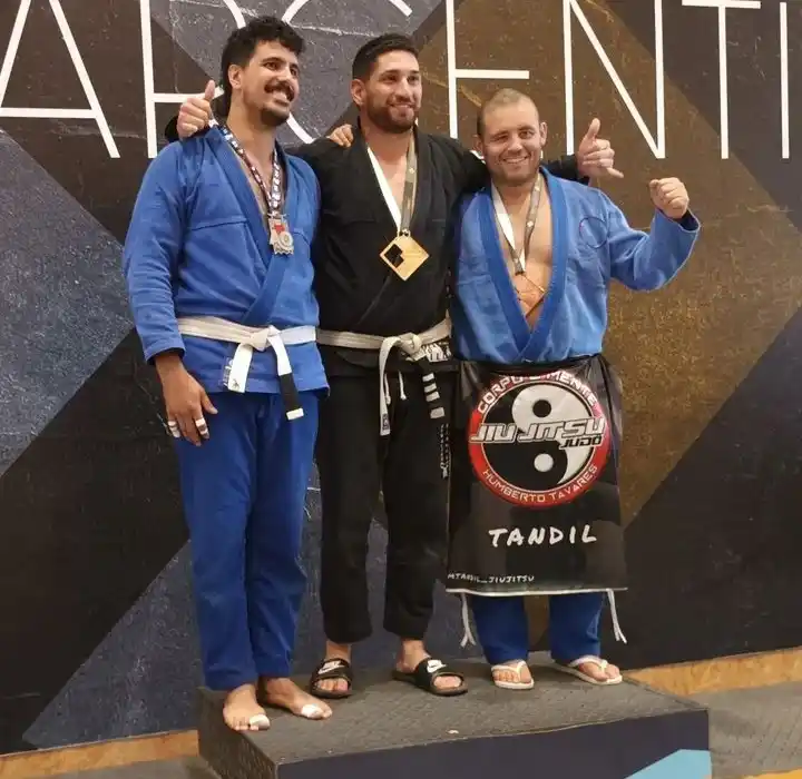 Matías Toletti en el podio de la categoría Master 1 superpesado.