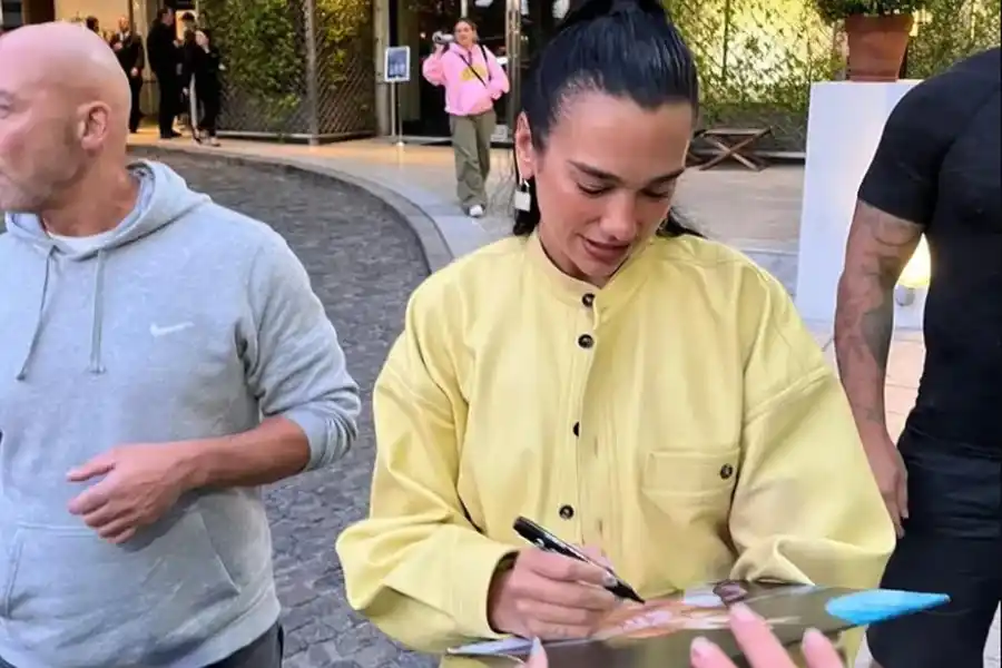 Dua Lipa almorzó en Palermo y revolucionó las calles