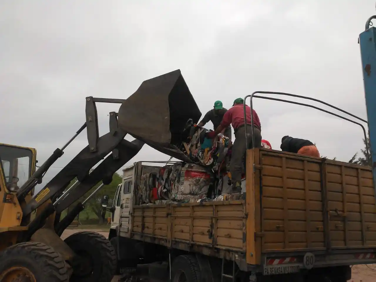 Larroque completó una carga de 18 mil kilos de materiales plásticos y de polietileno