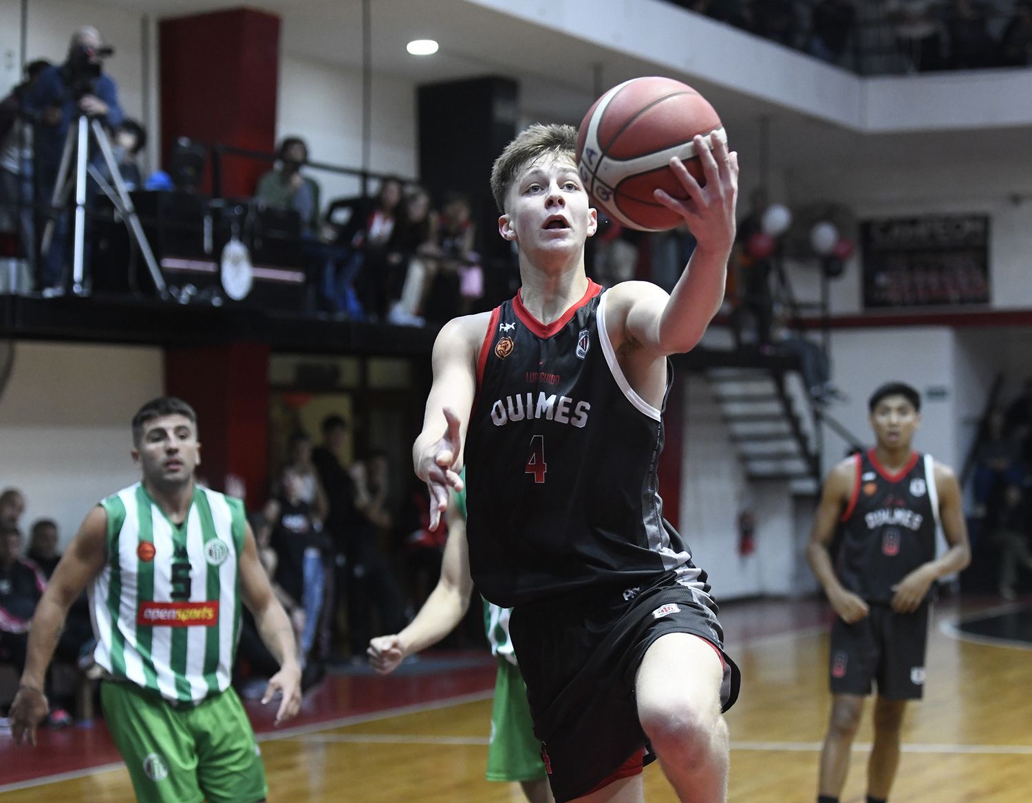 Matías Domine yendo hacia el aro (Foto: Prensa Quilmes)