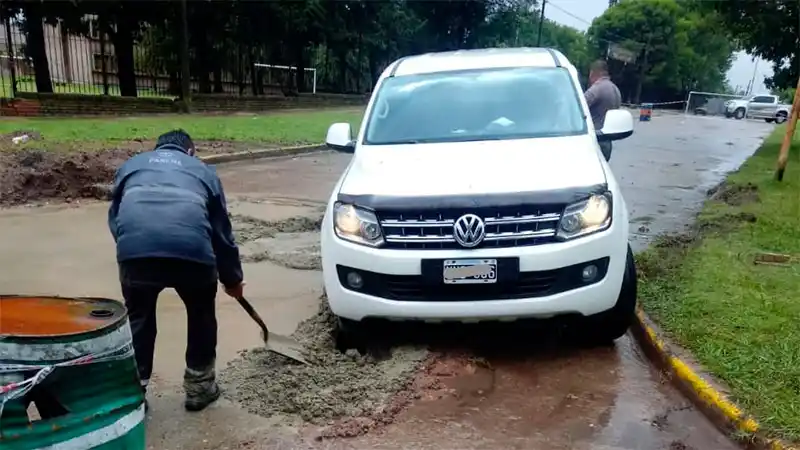 Ignoró los carteles de señalización y enterró su camioneta en hormigón fresco