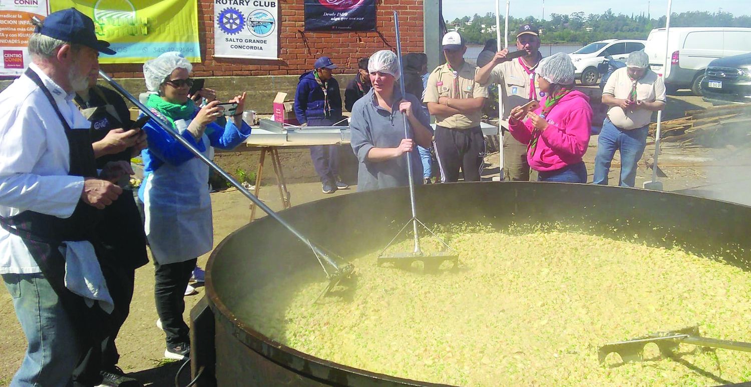 Arroz con pollo solidario organizado por el Rotary y Conin