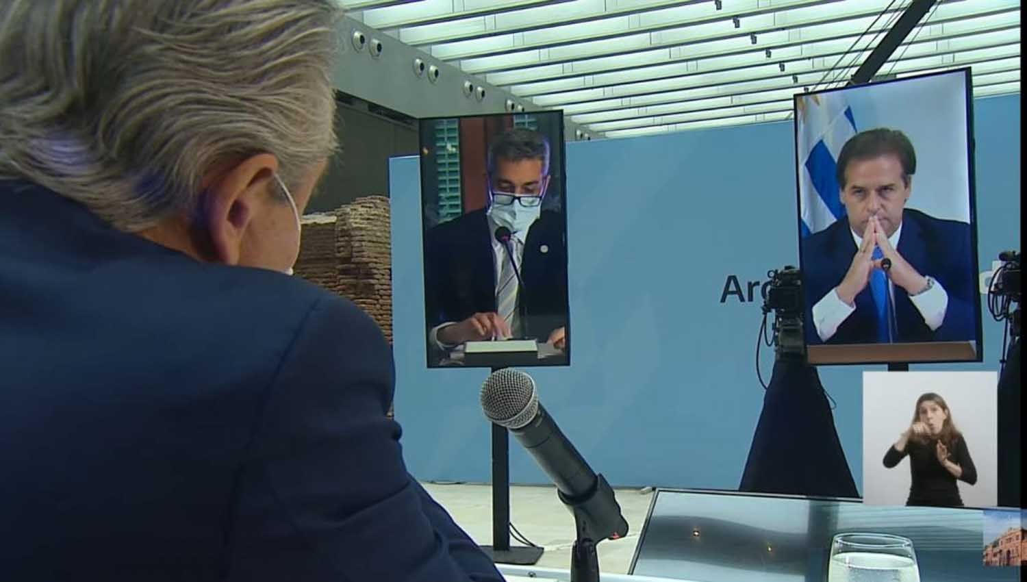 Fernández cruzó a Lacalle Pou en el Mercosur: "No somos lastre de nadie"