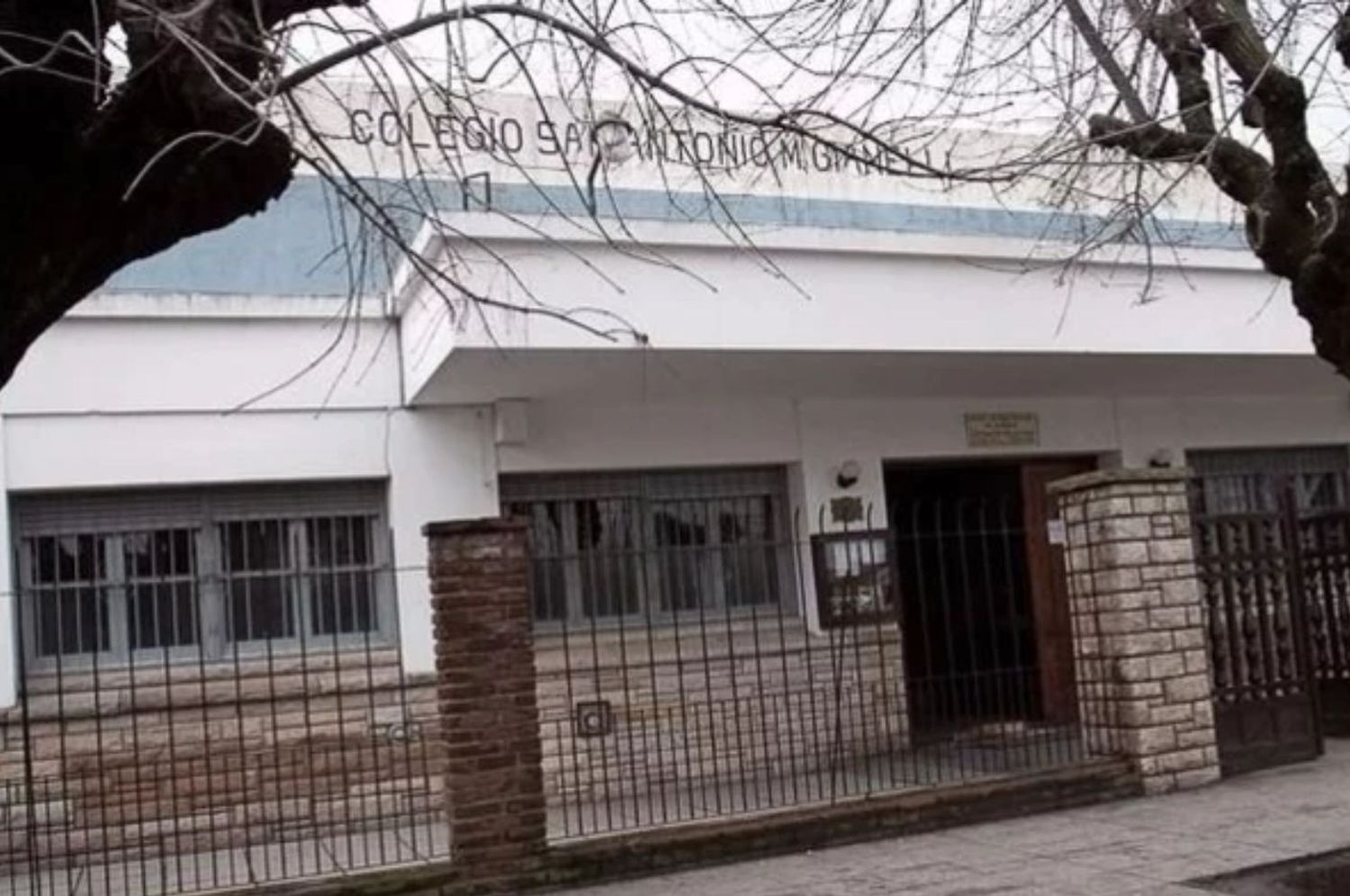 Una mujer y su hija de 4 años fueron atropelladas frente a un colegio