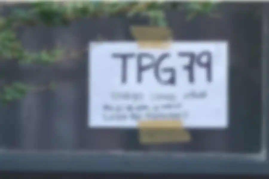 Se fue de 'after' y le dejó un divertido mensaje al censista en la puerta de su casa