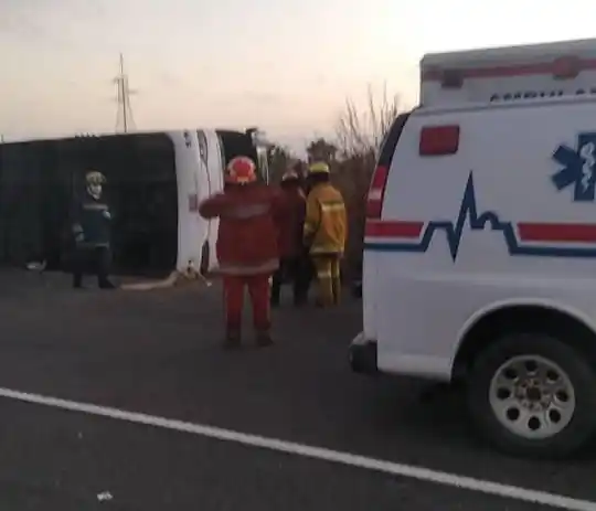 TRÁGICO: una niña y seis heridos fue el saldo al volcarse un bus