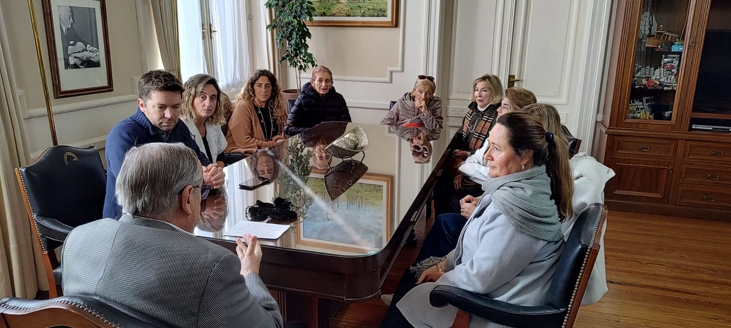 Lunghi entregó un reconocimiento a integrantes de la Comisión de Damas del Hospital