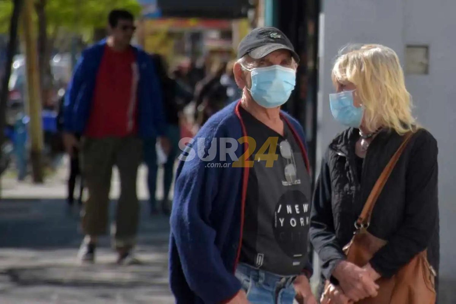 ¿Chau al barbijo? En lugares cerrados y escuelas pasa de “obligatorio” a “recomendado”