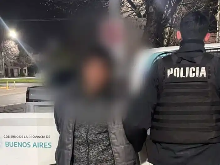 Aprehendido. Uno de los individuos sorprendido dentro de la casa de un vecino