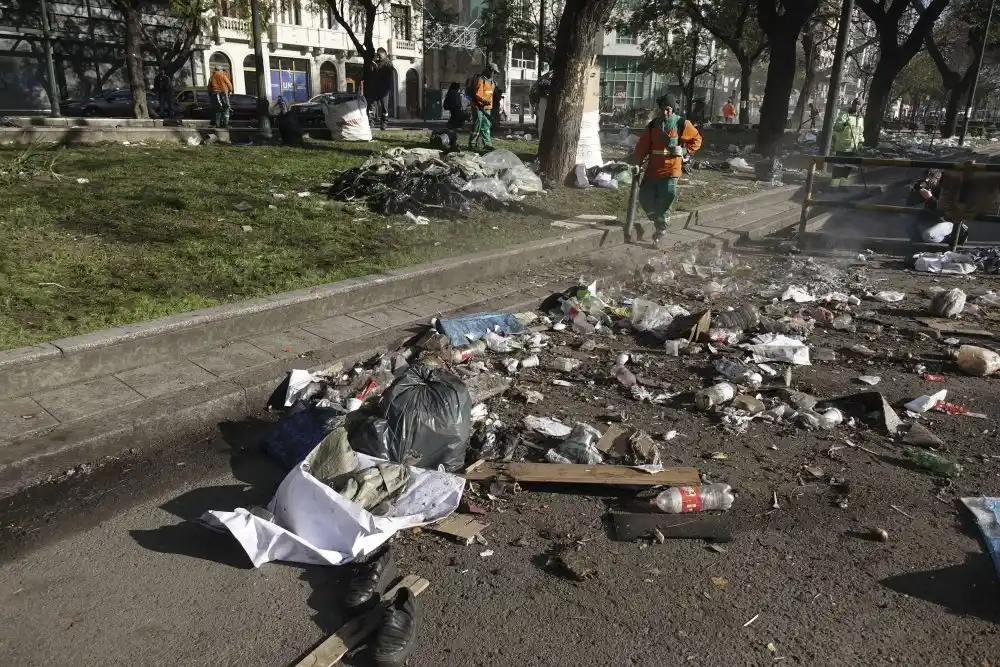 Acampe en la 9 de Julio: limpiar el «basural» costó más de $4 millones