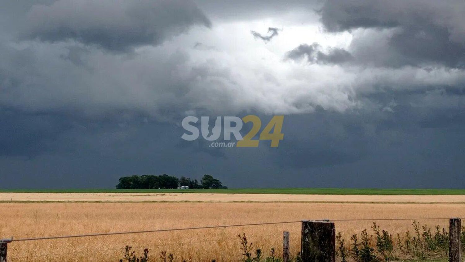 Se esperan intensas ráfagas de viento, importante actividad eléctrica, ocasional caída de granizo y abundante caída de agua en cortos períodos.