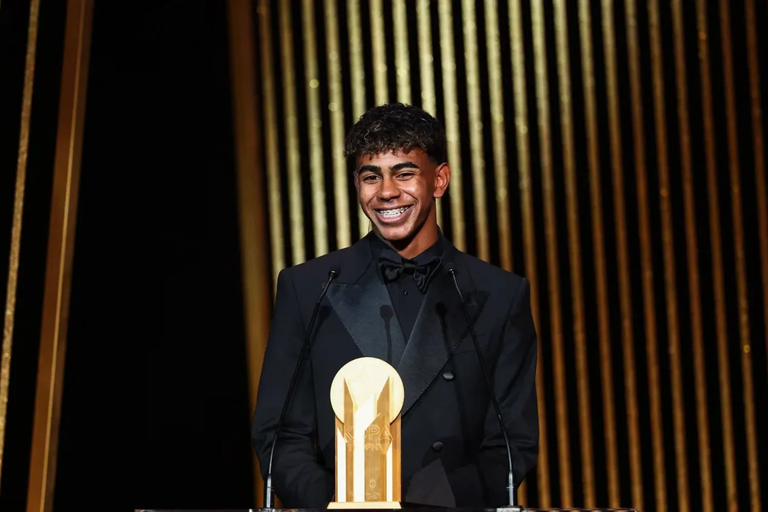 Lamine Yamal, el tercer jugador del Barcelona en recibir el Trofeo Kopa.