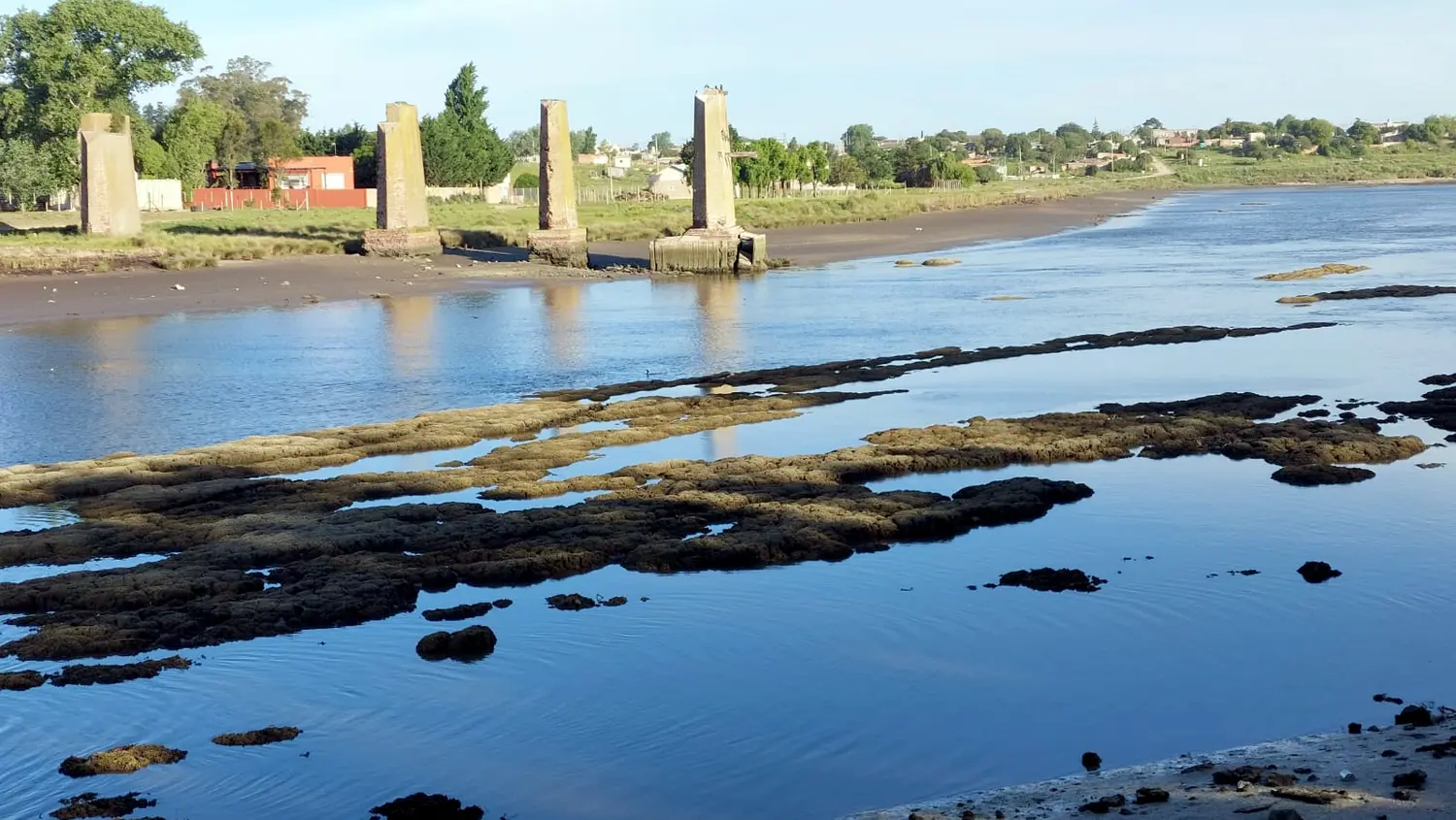 Notable bajante en el río Quequén
