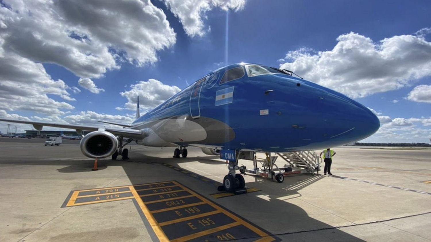 Aerolíneas Argentinas anunció la incorporación a su flota de 12 aviones Embraer 195