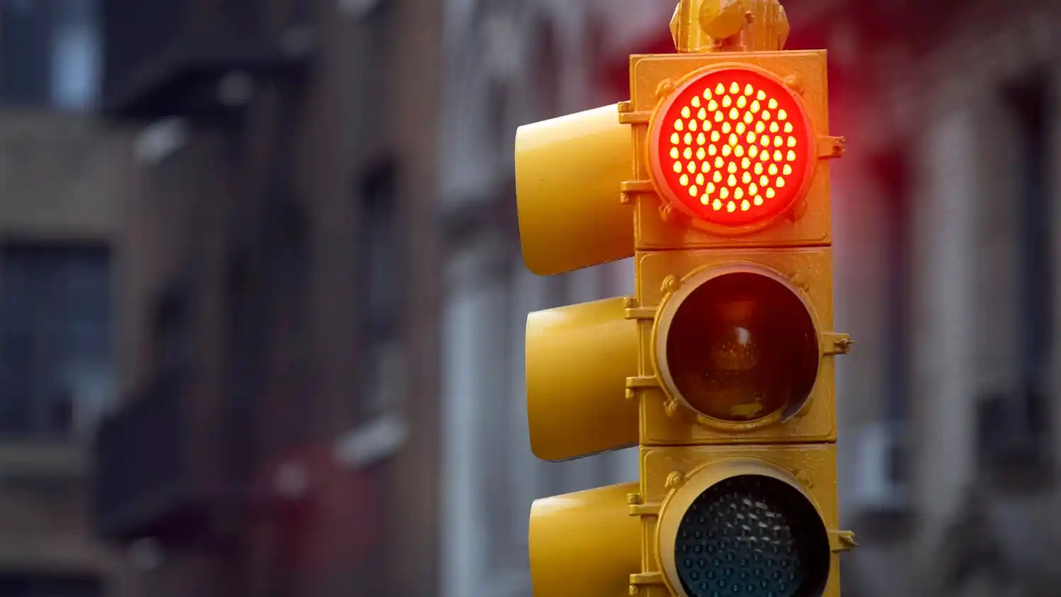 Instalarán un semáforo en la esquina de Bv. Roca y Av. Trigueros.