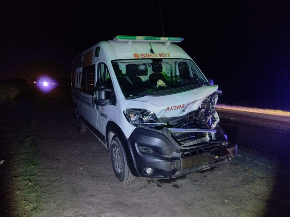 Una ambulancia del SIES 107 terminó completamente destruida tras chocar contra una vaca suelta en la Ruta 11
