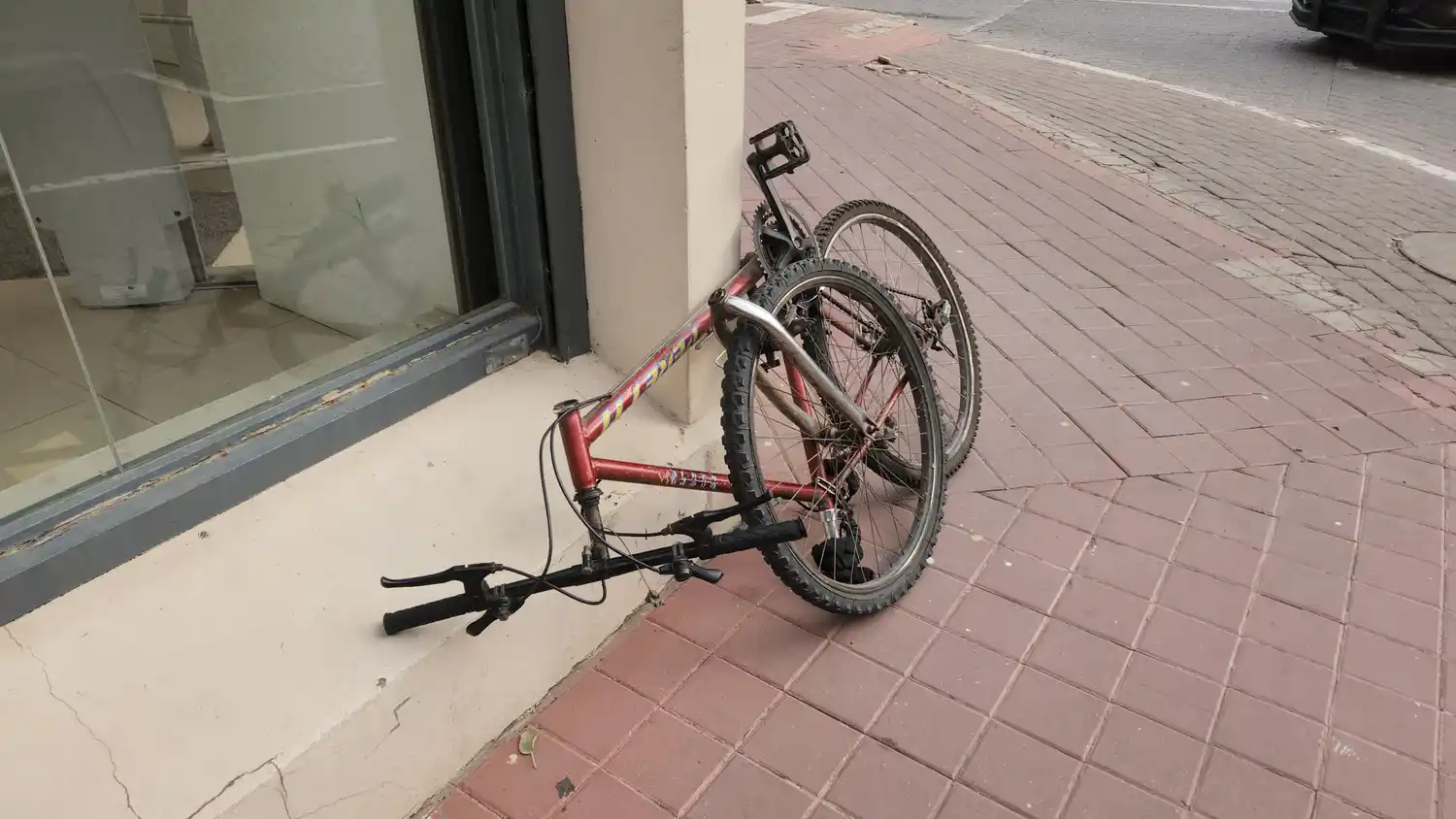 Accidente en pleno centro: se le quebró la horquilla | Crédito: RADIO RAFAELA