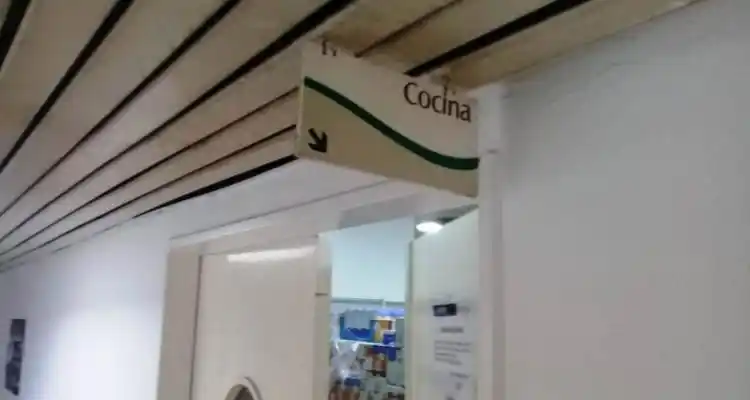 Enfermera acusada de robar comida volvió a trabajar a Hospital, mientras avanza el sumario en su contra