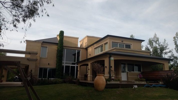 Roban una importante suma en dólares y creen que fueron vendidos